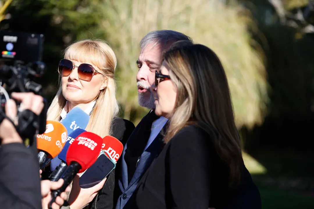 Natalia, Fernando y Cayetana Guill&eacute;n Cuervo  en el Tanatorio Parcesa La Paz de Tres Cantos, para dar el &uacute;ltimo adi&oacute;s a Gemma Cuervo, a 15 de marzo de 2026, en Tres Cantos, Madrid (Espa&ntilde;a).