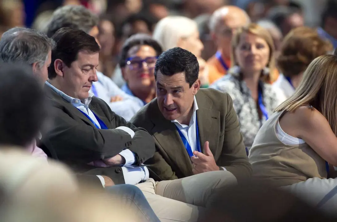 Archivo - El presidente de la Junta de Castilla y Le&oacute;n, Alfonso Fern&aacute;ndez Ma&ntilde;ueco (i), y el presidente de la Junta de Andaluc&iacute;a, Juanma Moreno (d), en el XXI Congreso Nacional del Partido Popular, a 5 de julio de 2025, en Madrid (Foto de archivo).