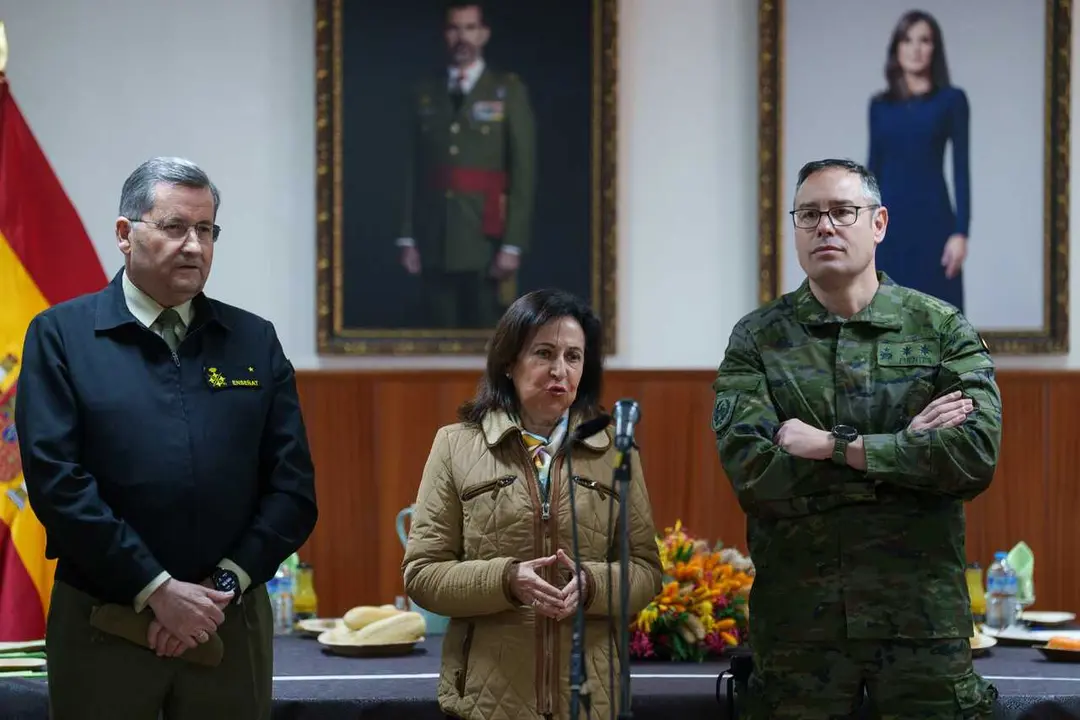 El jefe del Estado Mayor de Tierra, Amador Ense&ntilde;at, la ministra de Defensa, Margarita Robles, y el Teniente Coronel Fuentes, durante la visita la Brigada &lsquo;Guadarrama&rsquo; XII (BRI XII), en la base militar El Goloso, a 16 de marzo de 2026, en Madrid (Espa&ntilde;a). 