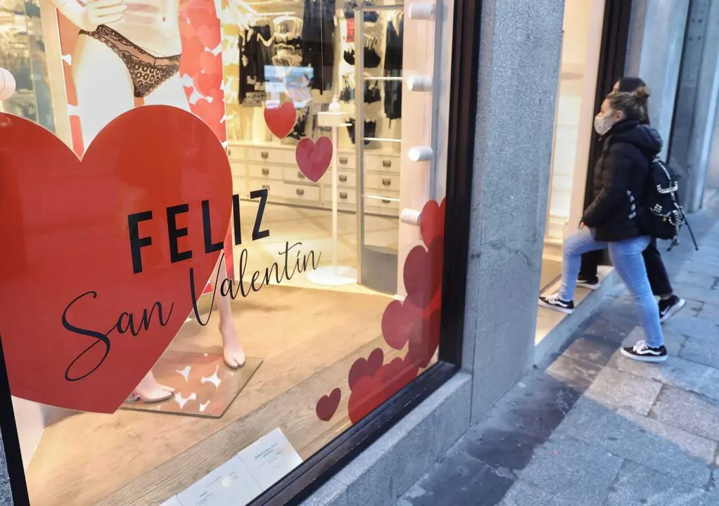 Archivo - Un escaparate decorado para el d&iacute;a de San Valent&iacute;n 