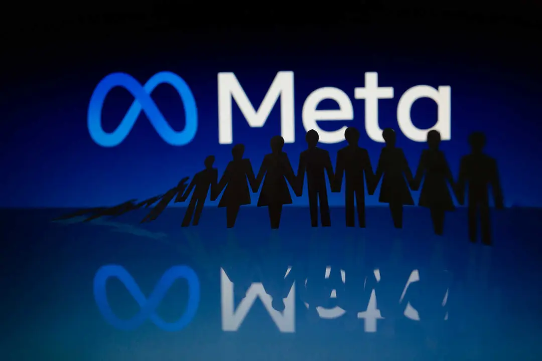 Archivo - 07 November 2022, Paraguay, Asuncion: Meta logo displayed behind cut out paper figures chain. Photo: Andre M. Chang/ZUMA Press Wire/dpa