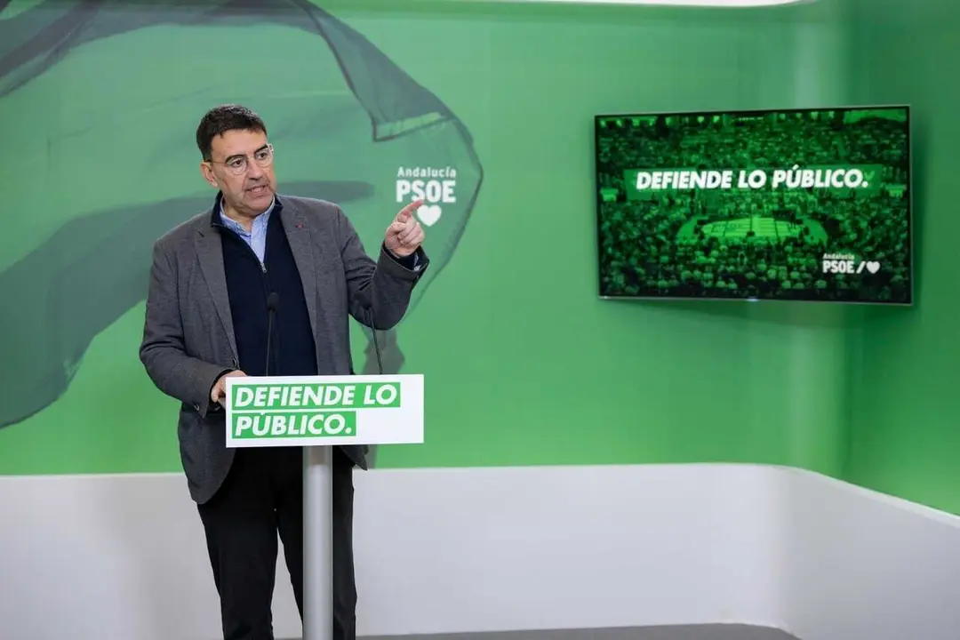 El portavoz del Grupo Socialista en la Comisi&oacute;n de Presidencia del Parlamento, Mario Jim&eacute;nez, este martes en rueda de prensa.