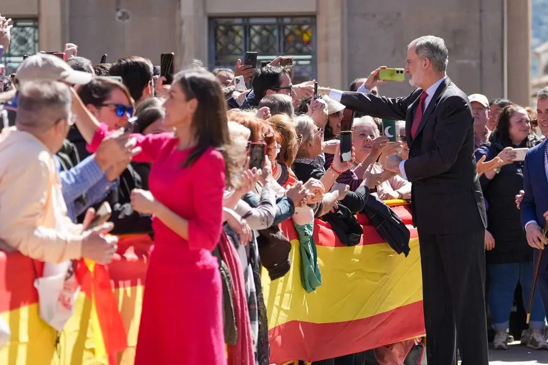 Los monarcas saludan a las personas congregadas en la plaza de Santa Mar&iacute;a
