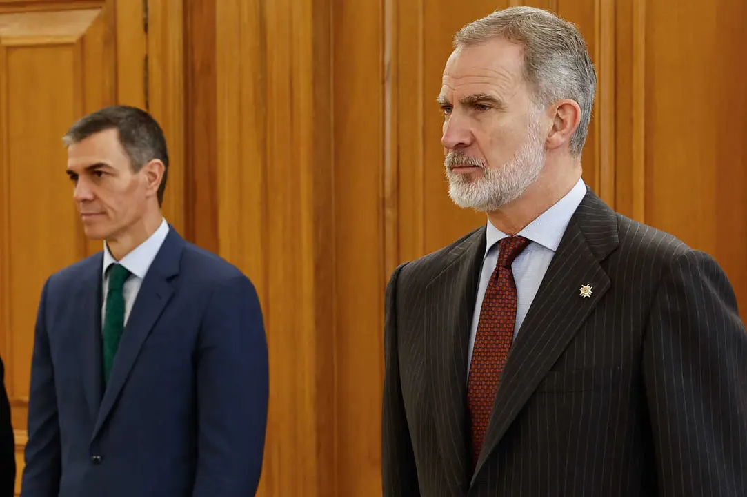 Archivo - El rey Felipe VI (d) y el presidente del Gobierno, Pedro S&aacute;nchez (i)