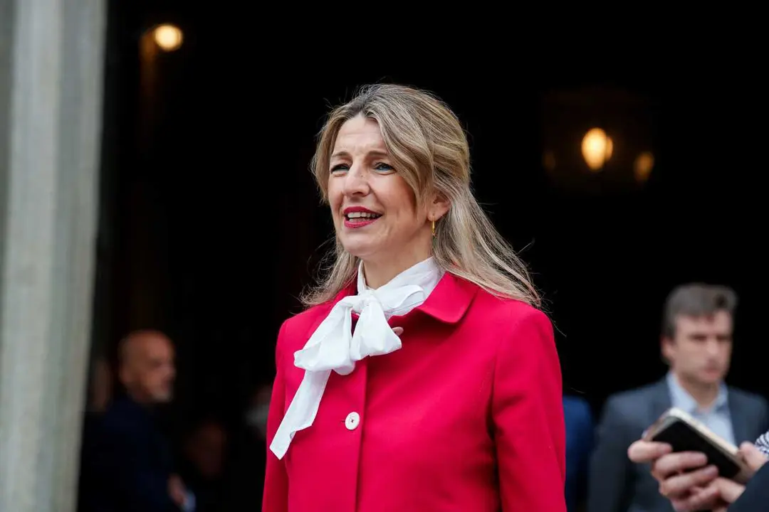 La vicepresidenta segunda y ministra de Trabajo y Econom&iacute;a Social, Yolanda D&iacute;az, a su salida de la capilla ardiente por Ra&uacute;l del Pozo, en la Plaza de la Villa, a 11 de marzo de 2026, en Madrid (Espa&ntilde;a). Familiares y amigos se han acercado a despedirse del