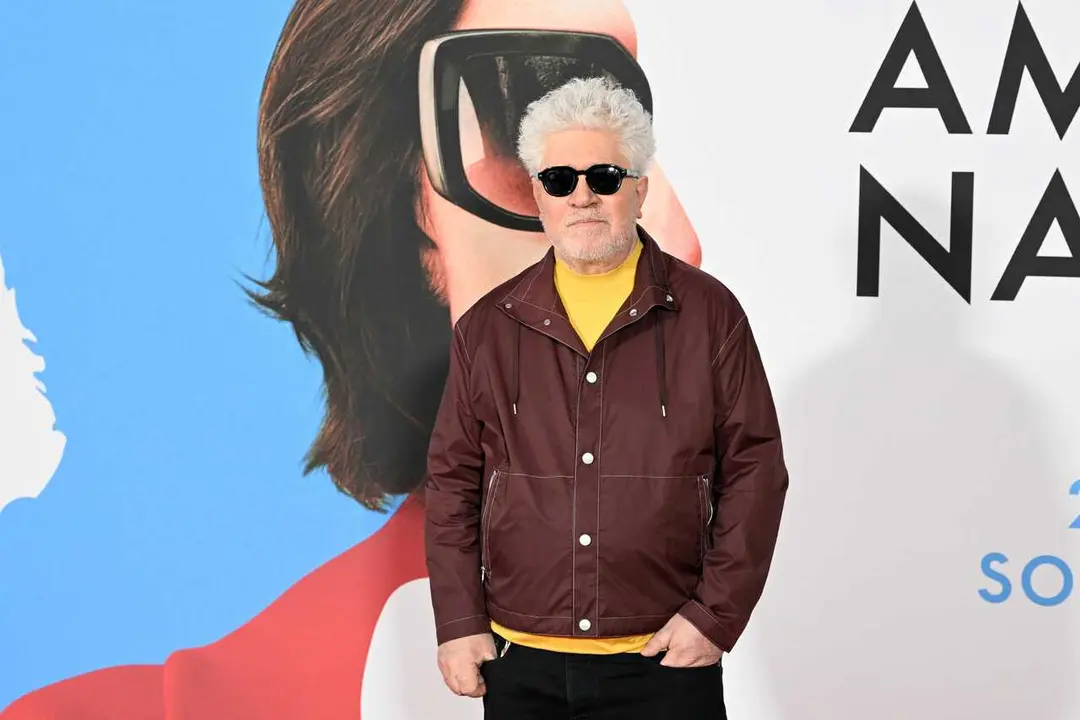 Pedro Almod&oacute;var en el photocall de la presentaci&oacute;n de la pel&iacute;cula 'Amarga Navidad', a 17 de marzo de 2026, en Madrid (Espa&ntilde;a). La pel&iacute;cula narra la estrecha relaci&oacute;n entre realidad y ficci&oacute;n, entre la inspiraci&oacute;n y la vida, planteando el debate sobre los 