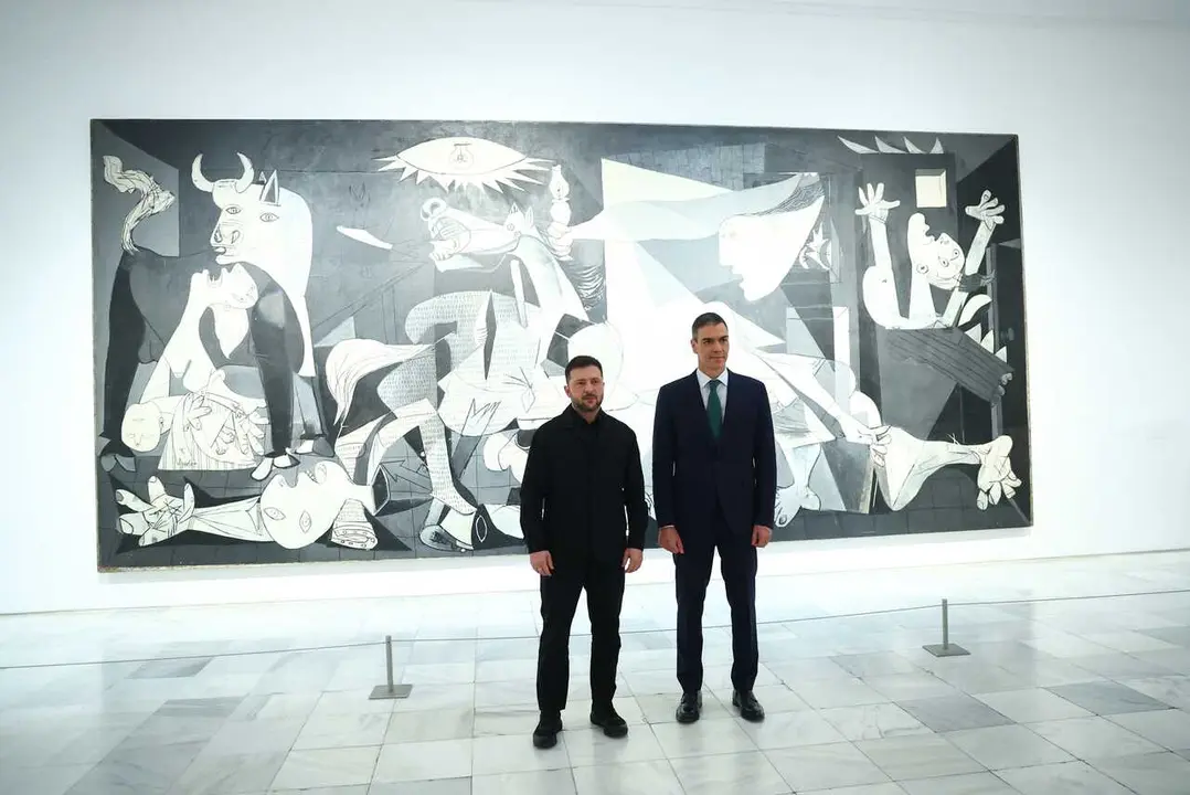 Archivo - El presidente del Gobierno, Pedro S&aacute;nchez, y el presidente de Ucrania, Volod&iacute;mir Zelenski, durante su visita al Museo Nacional Centro de Arte Reina Sof&iacute;a, a 18 de noviembre de 2025, en Madrid (Espa&ntilde;a).