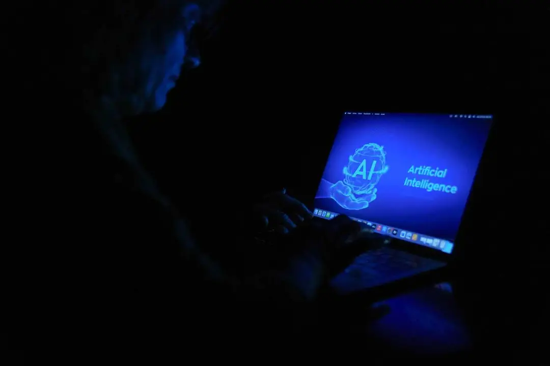 Archivo - Un ordenador con las siglas AI    