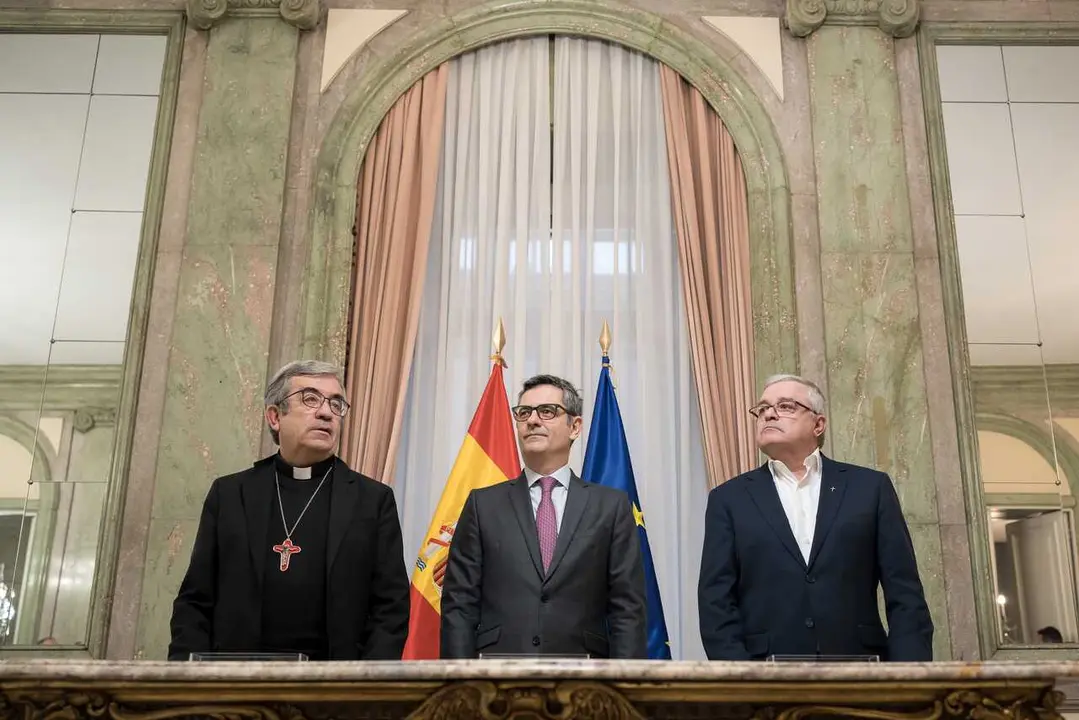 Archivo - El ministro de la Presidencia, Justicia y Relaciones con las Cortes, F&eacute;lix Bola&ntilde;os, el presidente de la Conferencia Episcopal Espa&ntilde;ola, Luis Arg&uuml;ello, y el Presidente de la Conferencia Espa&ntilde;ola de Religiosos, Jes&uacute;s D&iacute;az Sariego.