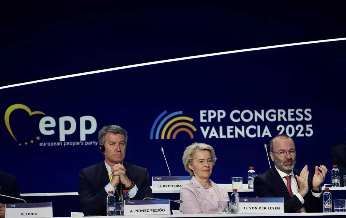 Archivo - La presidenta de la Comisi&oacute;n Europea, Ursula Von Der Leyen, el presidente del Partido Popular Europeo, Manfred Weber (D), y el presidente del Partido Popular, Alberto N&uacute;&ntilde;ez Feij&oacute;o (I), en la clausura del congreso del Partido Popular Europeo (PPE