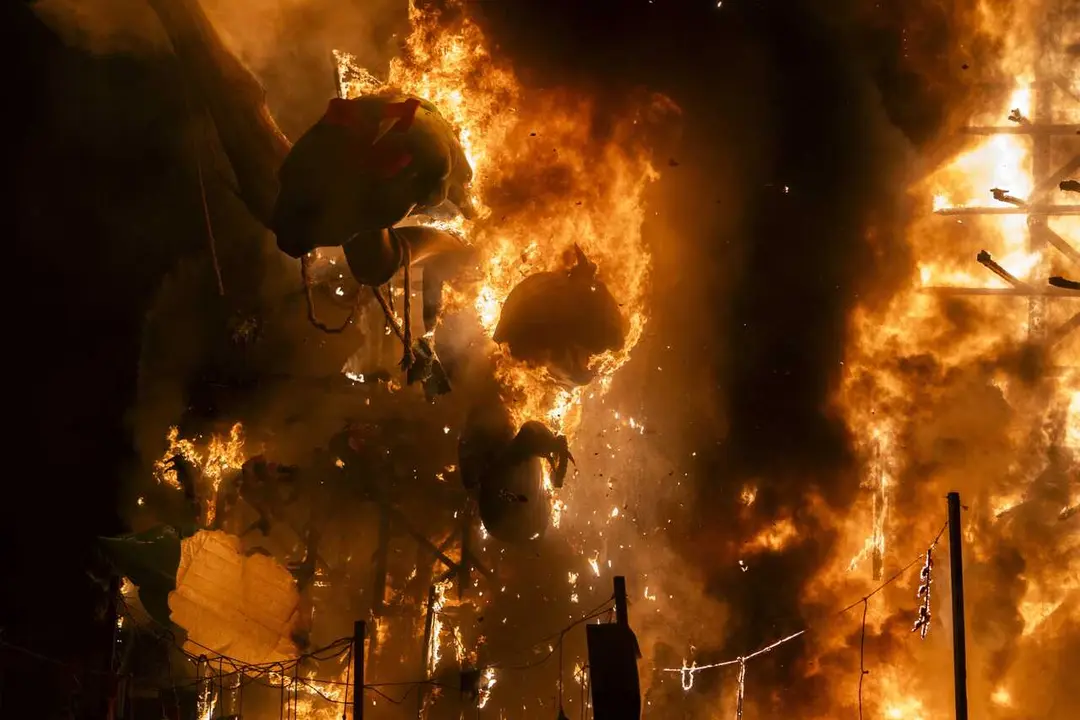 Archivo - &lsquo;Crem&agrave;' de la Falla del Ayuntamiento, a 19 de marzo de 2025, en Val&egrave;ncia. IMAGEN DE ARCHIVO. 