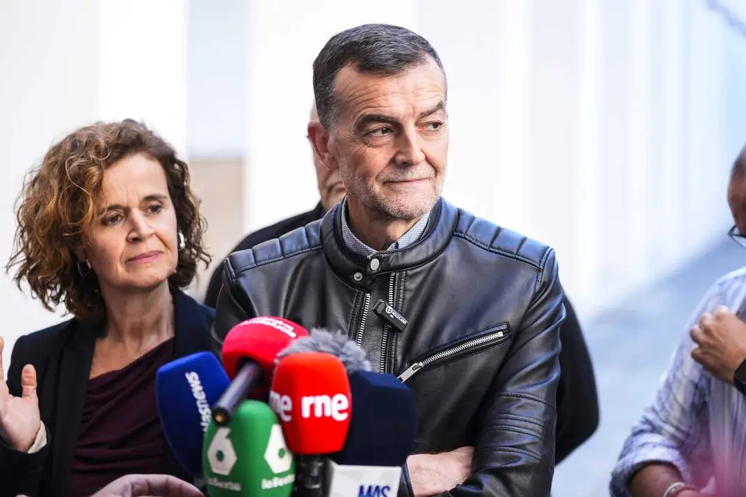 El coordinador federal de IU y candidato de Por Andaluc&iacute;a a la Presidencia de la Junta, Antonio Ma&iacute;llo, atiende a los medios de comunicaci&oacute;n  en el Parlamento de Andaluc&iacute;a, a 17 de marzo de 2026 en Sevilla (Andaluc&iacute;a, Espa&ntilde;a). 