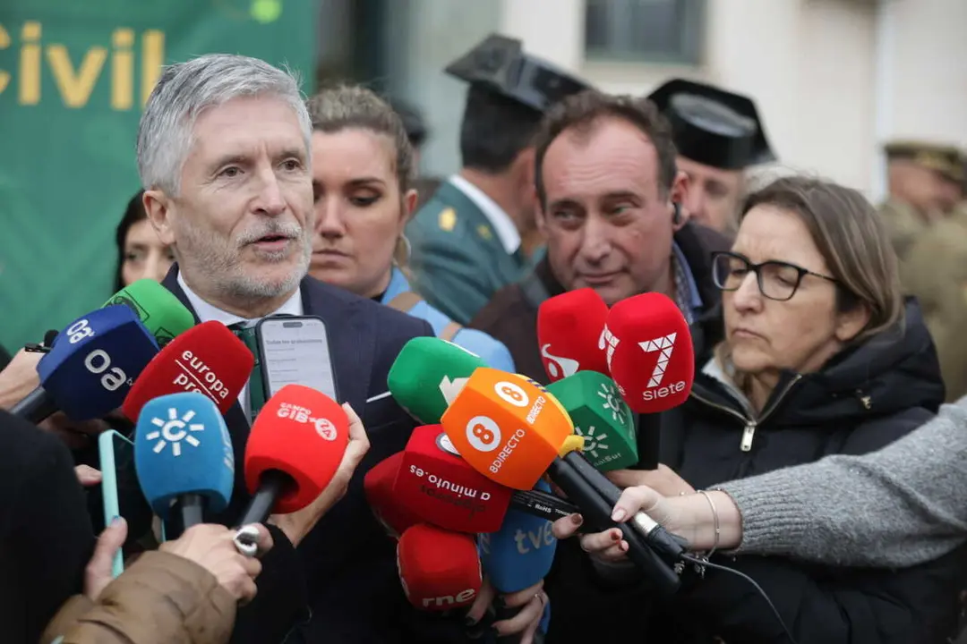 El ministro del Interior,&nbsp;Fernando Grande-Marlaska, atiende a los periodistas antes de presidir en&nbsp;Algeciras el acto oficial de toma de posesi&oacute;n del nuevo jefe de la Comandancia de la Guardia Civil.