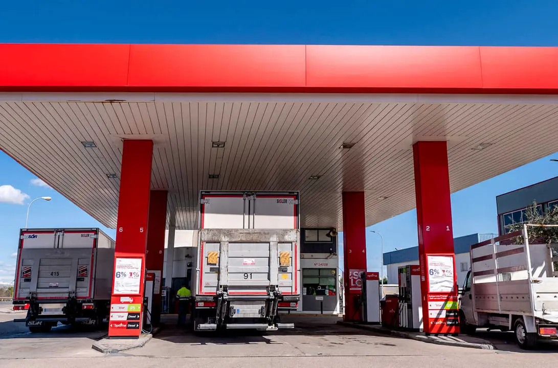 Archivo - Un cami&oacute;n reposta en una gasolinera