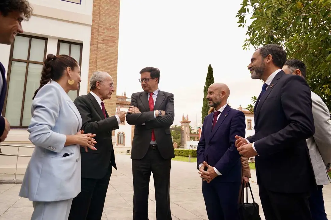 El ministro para la Transformaci&oacute;n Digital y de la Funci&oacute;n P&uacute;blica, &Oacute;scar L&oacute;pez (c), junto al alcalde de M&aacute;laga, Francisco de la Torre (2i), durante la presentaci&oacute;n del proyecto Centesimal.