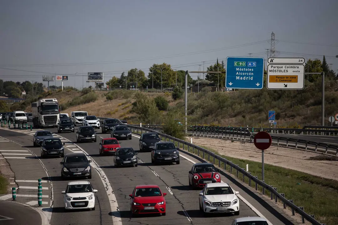 Archivo - Atasco en la autov&iacute;a A5, en el inicio del Puente del Pilar, a 11 de octubre de 2023, en Madrid (Espa&ntilde;a). La Direcci&oacute;n General de Tr&aacute;fico (DGT) prev&eacute; 7.450.000 desplazamientos de largo recorrido durante los pr&oacute;ximos cinco d&iacute;as del Puente del Pila