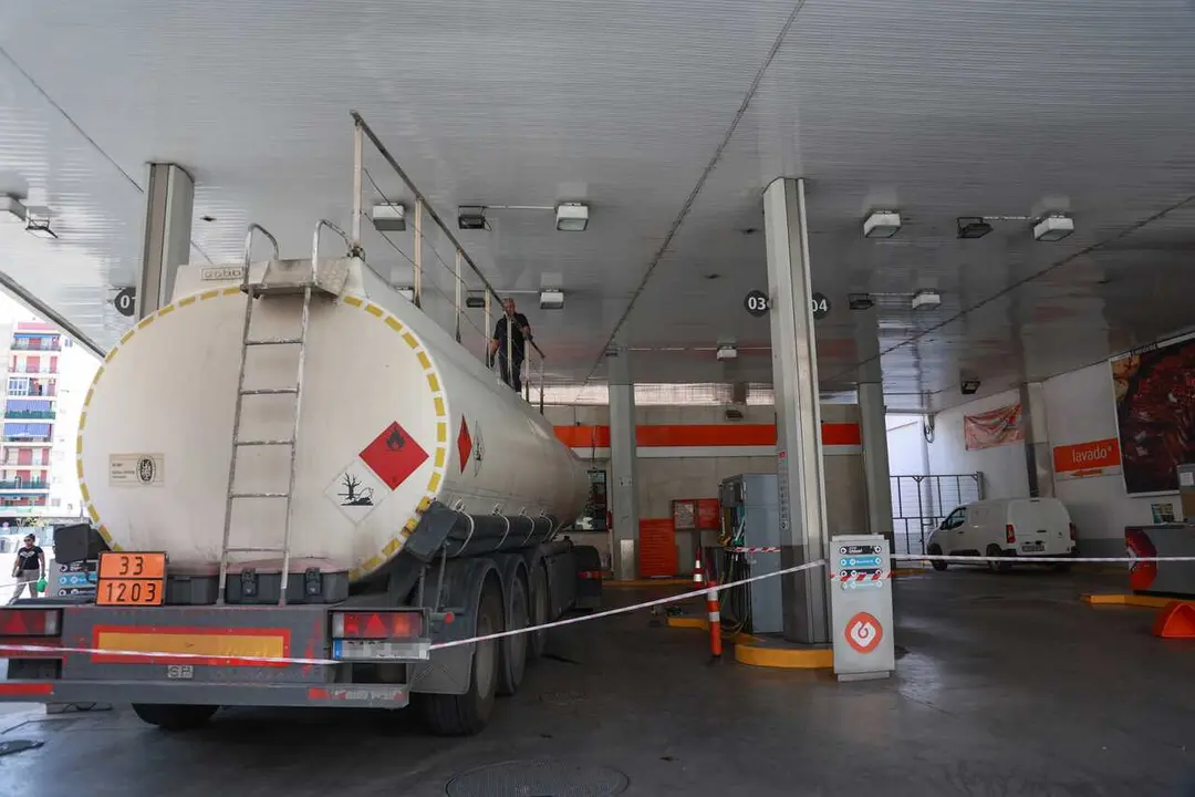 Archivo - Un cami&oacute;n cisterna rellena el combustible de los dep&oacute;sitos de una gasolinera de Sevilla