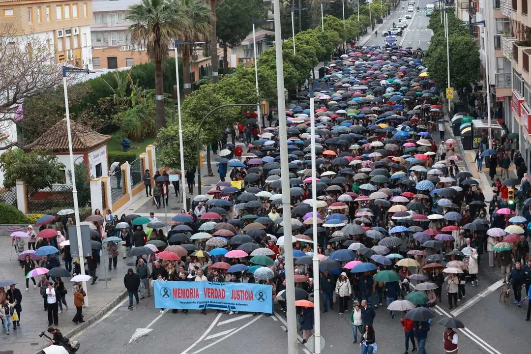 Maniefestaci&oacute;n por las calles de Huelva de familiares de las v&iacute;ctimas mortales y afectados por el accidente ferroviario de Adamuz (Huelva).