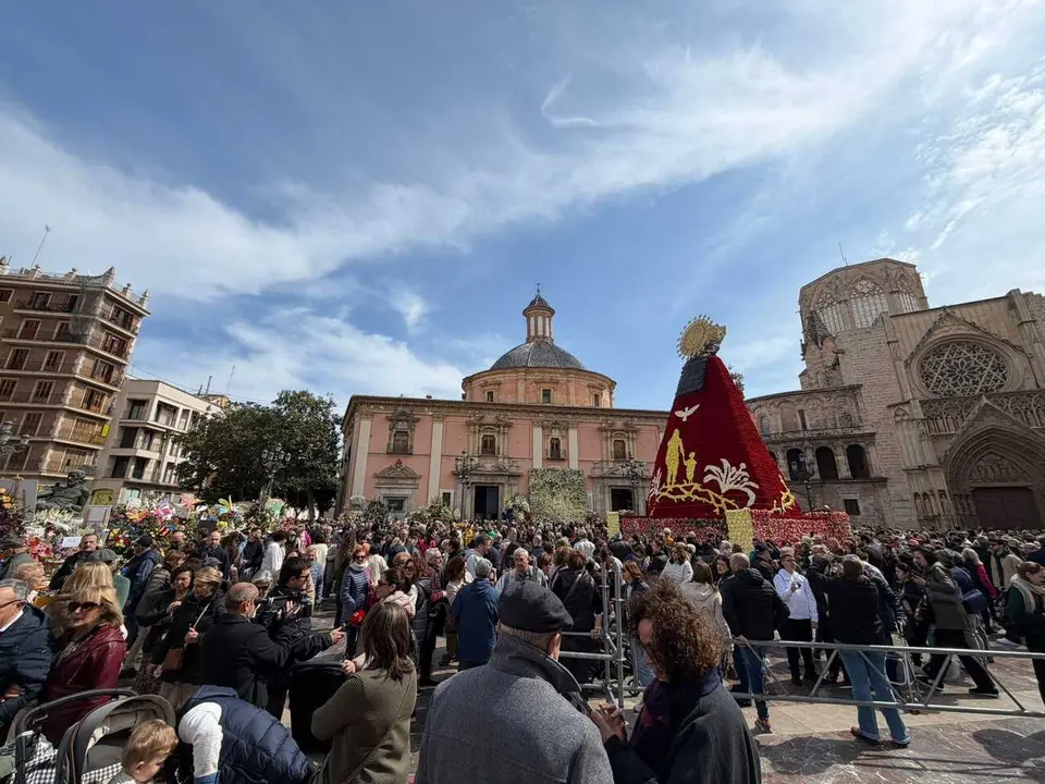 La Plaza de la Virgen de Val&egrave;ncia llena para ver las flores tras la Ofrena a la Mare de D&eacute;u