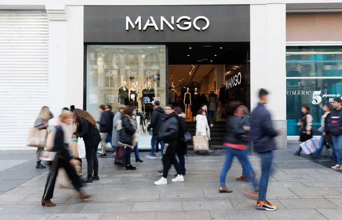 Archivo - Varias personas caminan frente a una tienda de Mango, a 3 de enero de 2023, en Madrid (Espa&ntilde;a).