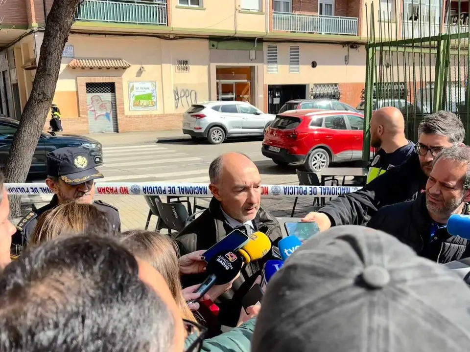 El delegado del Gobierno en Arag&oacute;n, Fernando Beltr&aacute;n, atiende a los medios de comunicaci&oacute;n en las inmediaciones donde se ha producido el crimen del barrio de Las Fuentes en el que una mujer ha sido asesinada por un hombre que luego se ha suicidado.