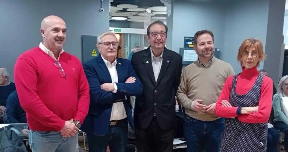 Autoridades, organizadores y participantes durante la presentaci&oacute;n de &laquo;Sancho y sus refranes&raquo; en Alc&aacute;zar de San Juan, un encuentro marcado por la emoci&oacute;n y el &eacute;xito de p&uacute;blico.
