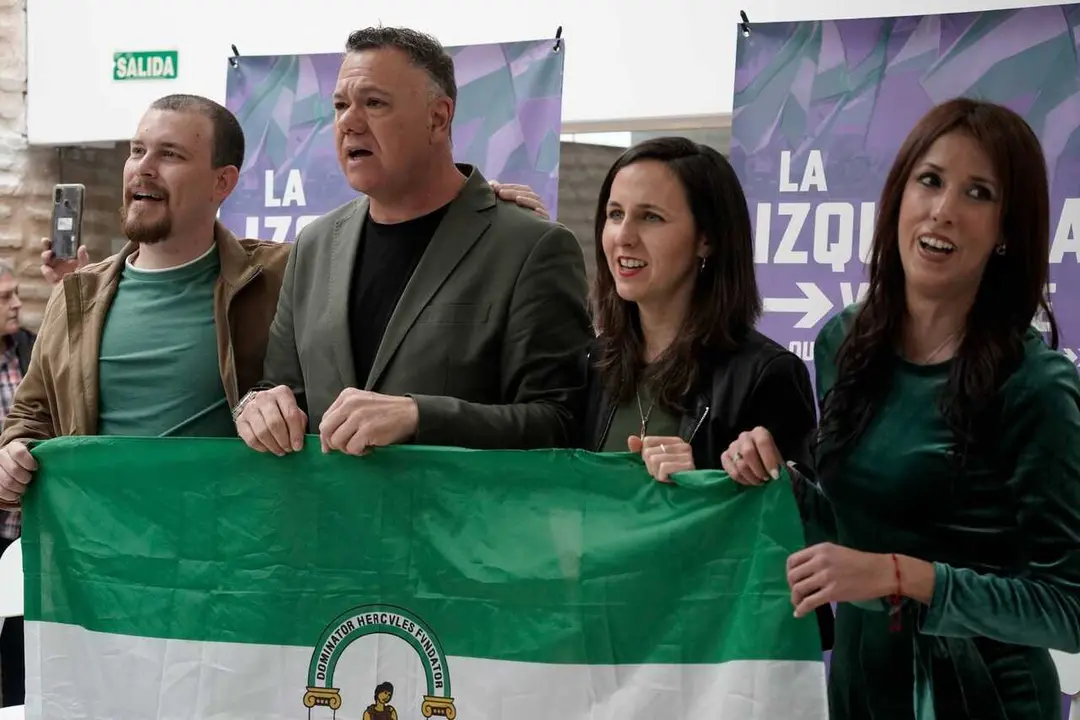 El candidato a la presidencia de la Junta de Andaluc&iacute;a, Juan Antonio Delgado, y la diputada y secretaria general de Podemos, Ione Belarra, en un acto en Sevilla.
