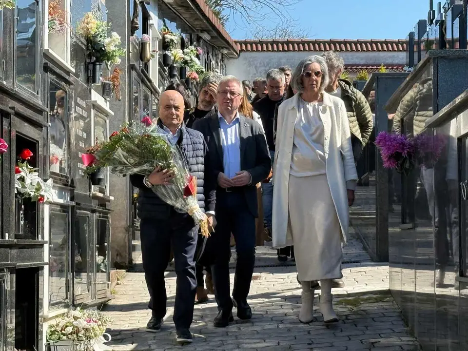 Ofrenda floral en Orio (Gipuzkoa) en recuerdo de Juan Priede, edil socialista asesinado por ETA hace 24 a&ntilde;os