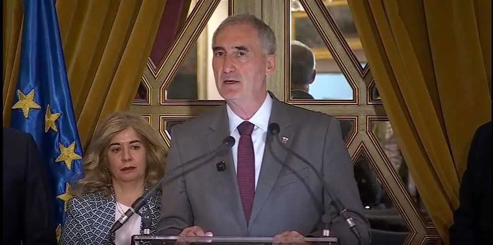El presidente del Grupo de Ciudades Patrimonio de la Humanidad de Espa&ntilde;a, y alcalde de Segovia, Jos&eacute; Mazar&iacute;as, en rueda de prensa tras la asamblea que el grupo ha celebrado en C&aacute;ceres, a 21 de marzo de 2026.