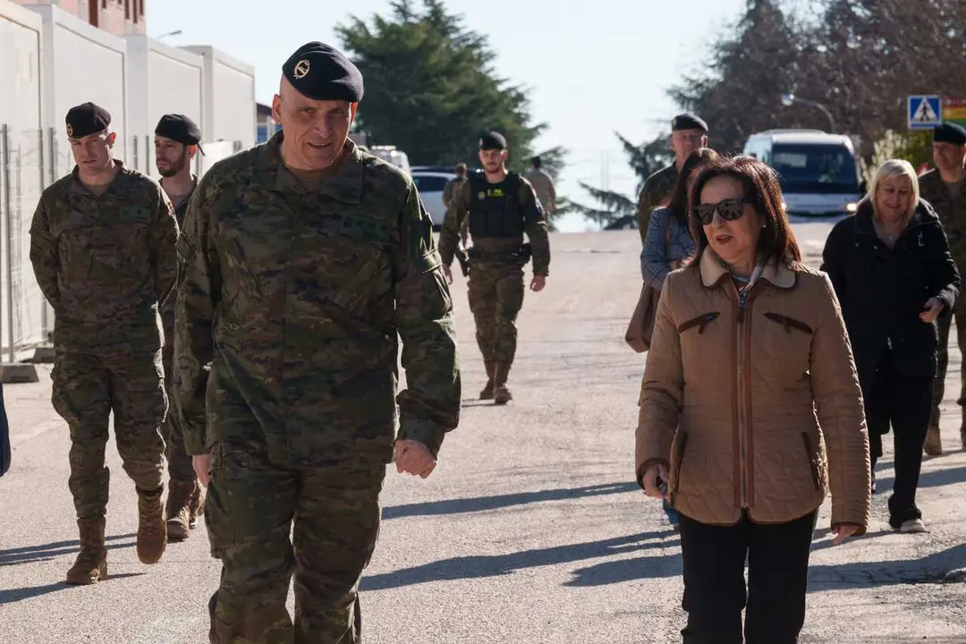 El accidental de la Brigada Guadarrama, Coronel Luis Vicente Vera, y la ministra de Defensa, Margarita Robles, durante la visita la Brigada &lsquo;Guadarrama&rsquo; XII (BRI XII), en la base militar El Goloso, a 16 de marzo de 2026, en Madrid (Espa&ntilde;a).