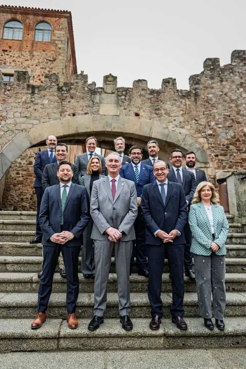 Alcaldes de municipios que componen el Grupo de Ciudades espa&ntilde;olas de Patrimonio de la Humanidad posan con motivo de la asamblea que la organizaci&oacute;n ha celebrado en C&aacute;ceres, a 21 de marzo de 2026.