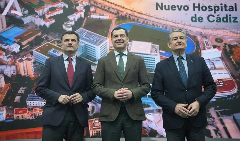 De izquierda a derecha, el alcalde de C&aacute;diz, Bruno Garc&iacute;a; el presidente de la Junta de Andaluc&iacute;a, Juanma Moreno, y el consejero de Sanidad, Presidencia y Emergencias, Antonio Sanz, durante el acto de presentaci&oacute;n del nuevo Hospital de C&aacute;diz.