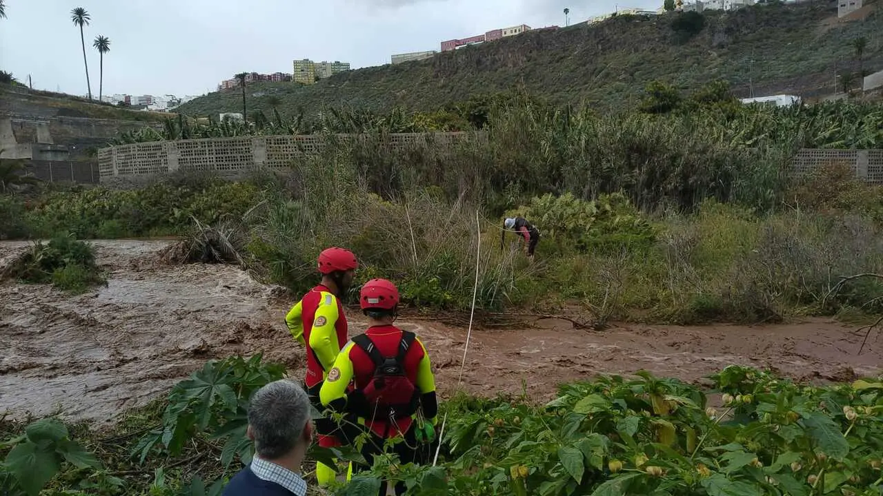Efectivos de emergencia en un rescate en el barranco de Guiniguada tras las lluvias de la borrasca 'Therese'.