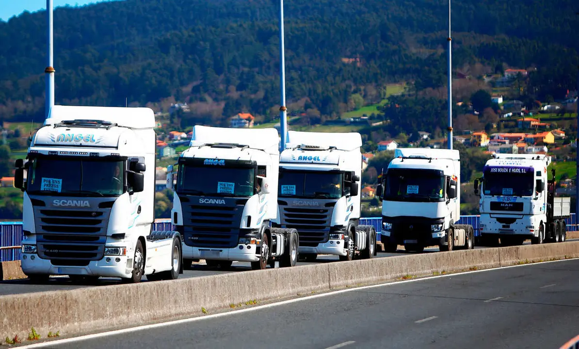 Archivo - Varios camiones en una marcha a la entrada de Ferrol, durante el d&eacute;cimo d&iacute;a de paro nacional de transportistas, a 23 de marzo de 2022, en Ferrol, A Coru&ntilde;a, Galicia (Espa&ntilde;a).