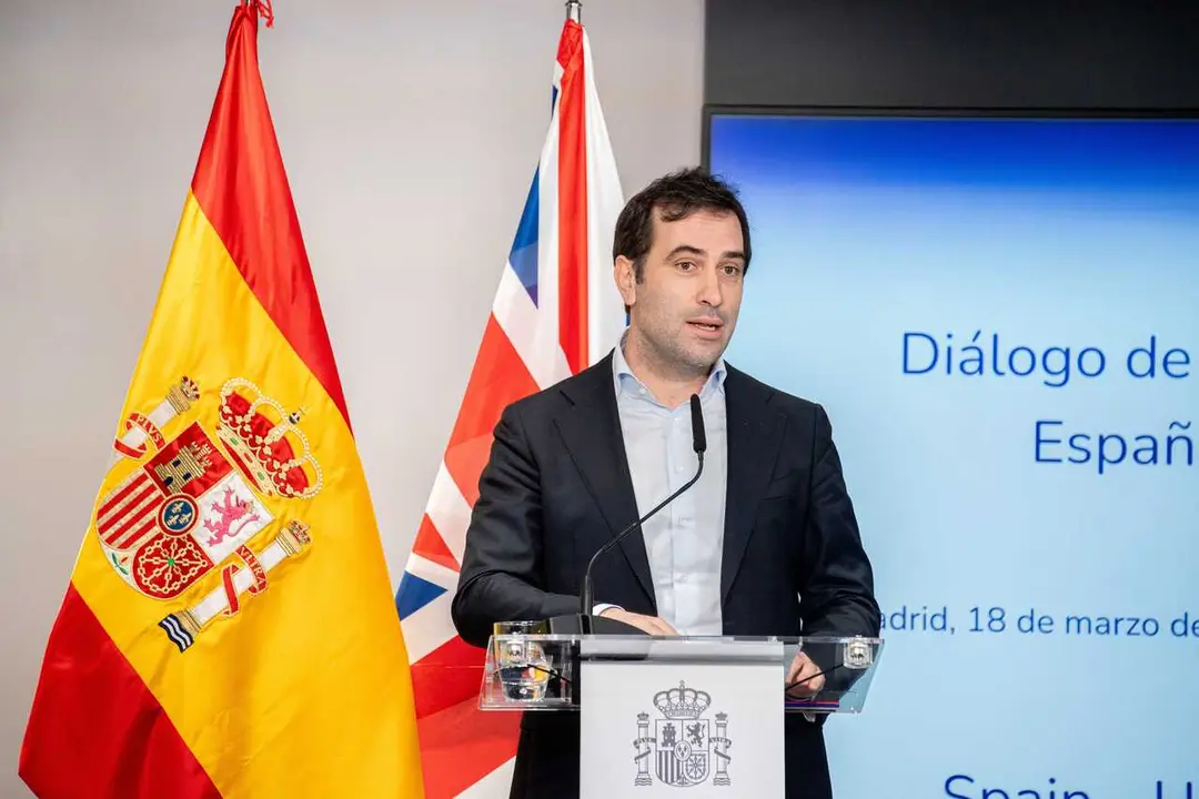 El ministro de Econom&iacute;a, Comercio y Empresa, Carlos Cuerpo,  atiende a los medios de comunicaci&oacute;n en el Ministerio de Econom&iacute;a, a 18 de marzo de 2026, en Madrid (Espa&ntilde;a). La reuni&oacute;n se inscribe en el primer Di&aacute;logo de Comercio e Inversiones Espa&ntilde;a-Reino U