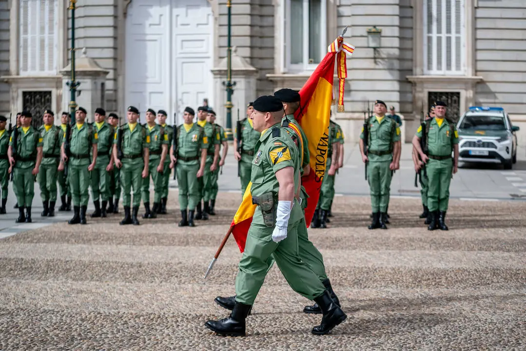 Archivo - Varios militares desfilan durante la Jura de Bandera del personal civil, en la plaza de Oriente, a 18 de marzo de 2023, en Madrid (Espa&ntilde;a). La jura de Bandera para la poblaci&oacute;n civil es un acto militar solemne, democr&aacute;tico y p&uacute;blico cuyo objetiv
