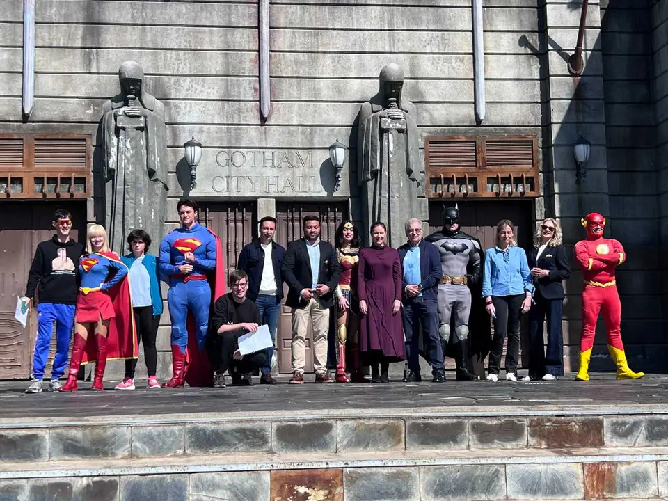 D&iacute;a Mundial de Concienciaci&oacute;n sobre el Autismo en el Parque Warner con la participaci&oacute;n de la consejera de Familia, Juventud y Asuntos Sociales de la Comunidad de Madrid, Ana D&aacute;vila.