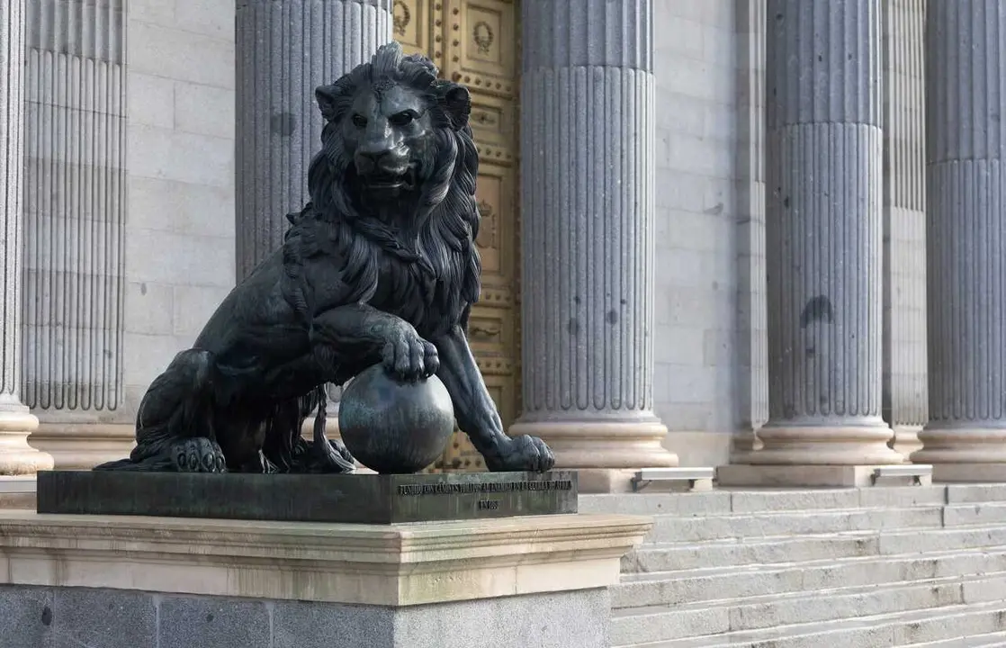 Archivo - Uno de los leones que flanquean el Palacio del Congreso.