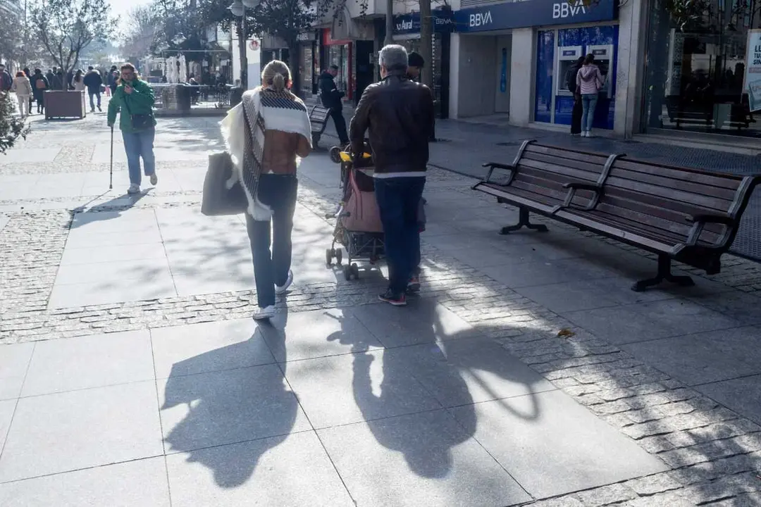 Archivo - Una pareja lleva un carrito de beb&eacute;.