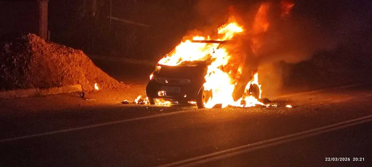 Veh&iacute;culo ardiendo en Sanxenxo (Pontevedra).