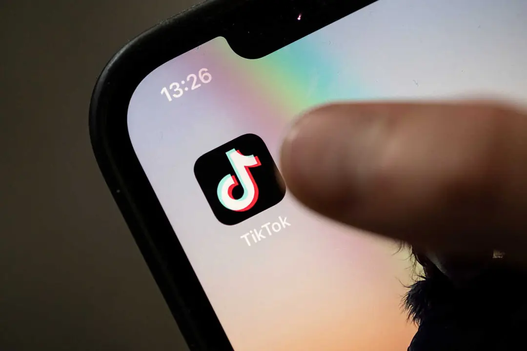 Archivo - Un adolescente abre TikTok en su tel&eacute;fono.