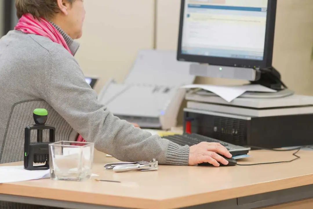 Archivo - Una funcionaria en su puesto de trabajo