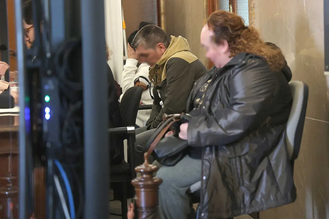 Los acusados por la muerta del beb&eacute; y sus abogados, al comienzo del juicio en la Audiencia Provincial de Baleares, a 13 de marzo de 2026, en Palma de Mallorca, Mallorca, Islas Baleares (Espa&ntilde;a).