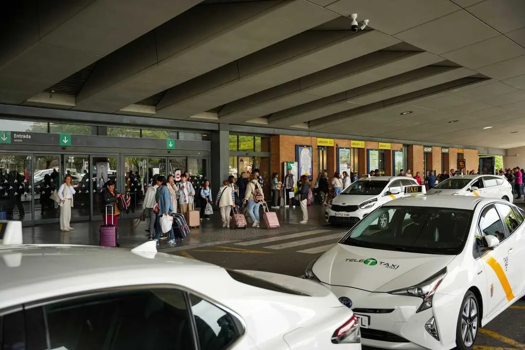 Archivo - Taxistas en la Estaci&oacute;n de trenes de Santa Justa
