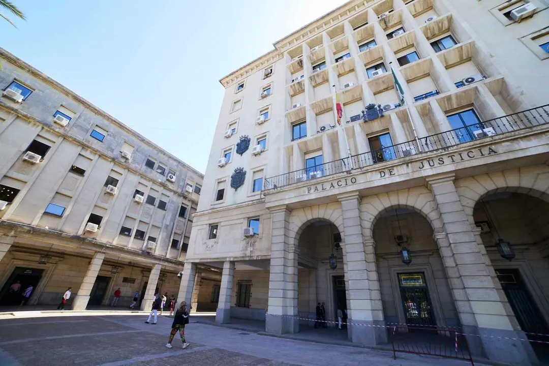 Detalle de la fachada principal de la Audiencia Provincial de Sevilla , a 21 de junio de 2022 en Sevilla (Andaluc&iacute;a, Espa&ntilde;a)