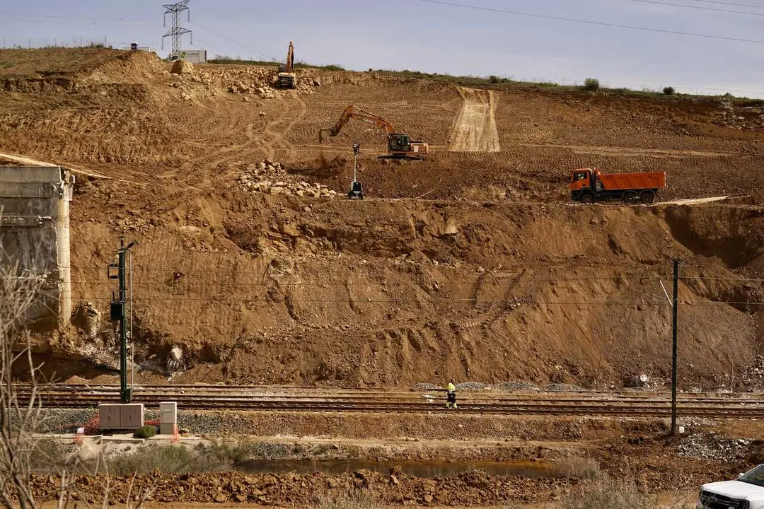 Imagen de las obras de emergencias sobre el talud que se vio gravemente afectado por el pasado temporal a su paso por &Aacute;lora (M&aacute;laga) a fecha del 19 de marzo.