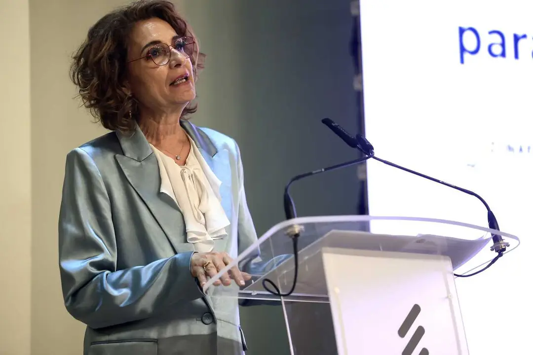La vicepresidenta primera del Gobierno y ministra de Hacienda, Mar&iacute;a Jes&uacute;s Montero, interviene en el acto de la firma del convenio de colaboraci&oacute;n para la cesi&oacute;n del suelo que permitir&aacute; la construcci&oacute;n del nuevo hospital de C&aacute;diz. (Foto de archivo).