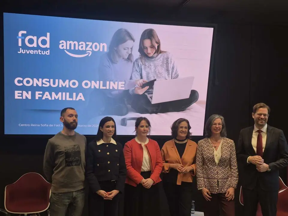 Casi todas las familias espa&ntilde;olas supervisan las compras 'online' de sus hijos adolescentes, seg&uacute;n Fad Juventud y Amazon.