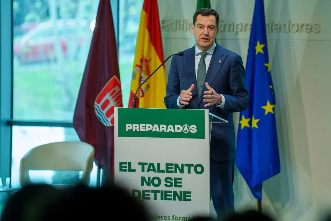 El presidente de la Junta de Andaluc&iacute;a, Juanma Moreno interviene en la clausura de la I Jornada del Programa Preparadas que se celebra en Arcos de la Frontera (C&aacute;diz). (Foto de archivo). 