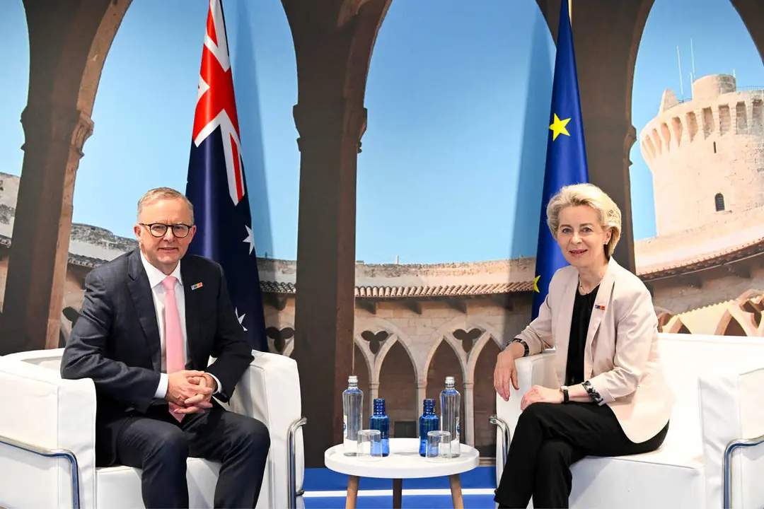 Archivo - El primer ministro australiano, Anthony Albanese (izquierda), y la presidenta de la Comisi&oacute;n Europea, Ursula von der Leyen, posan para fotograf&iacute;as durante una reuni&oacute;n bilateral en la cumbre de l&iacute;deres de la OTAN en Madrid.